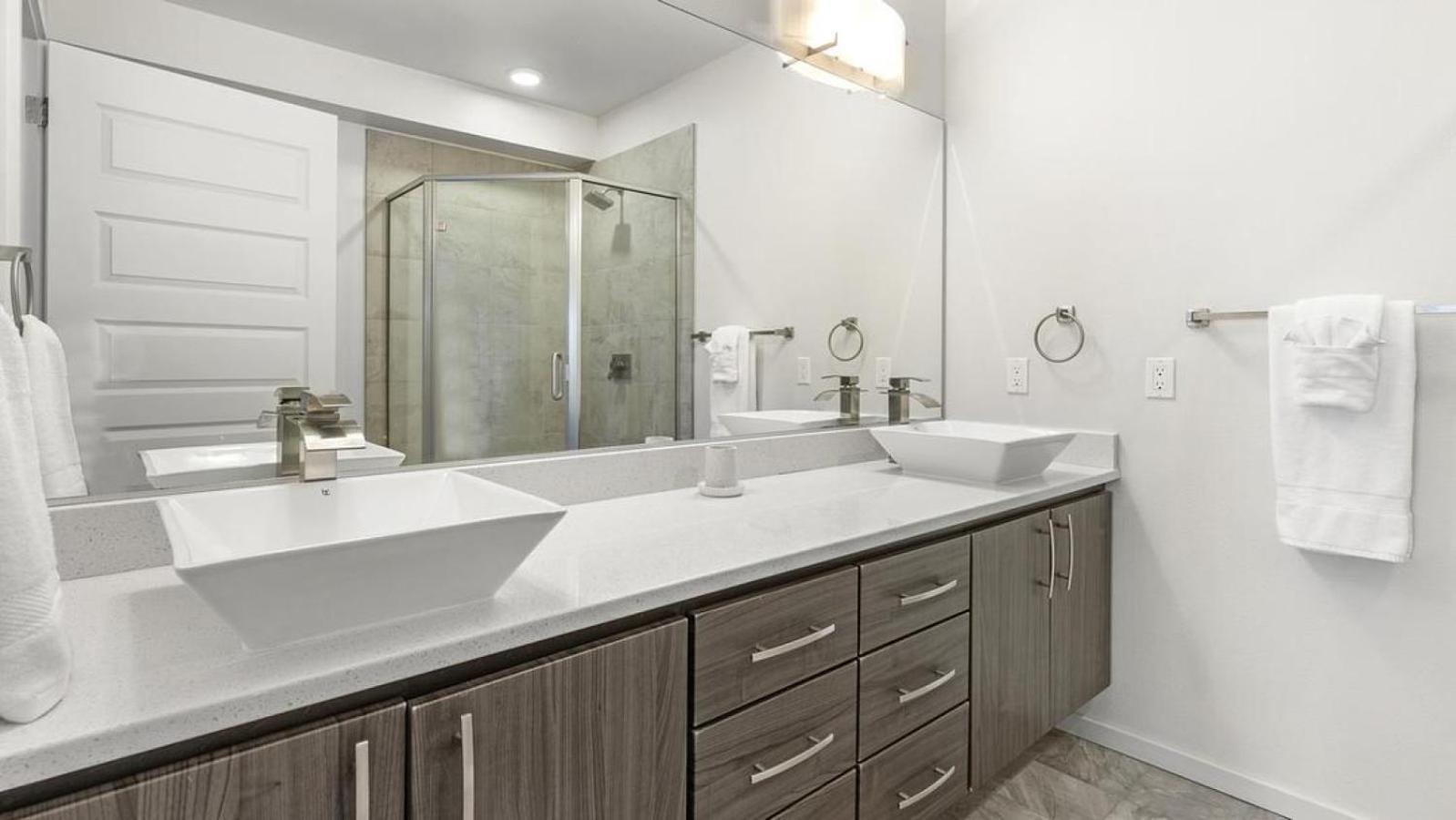 Landing At Yacht Harbor Club - 1 Bedroom In Hayden Island Neighborhood Network Portland Bagian luar foto